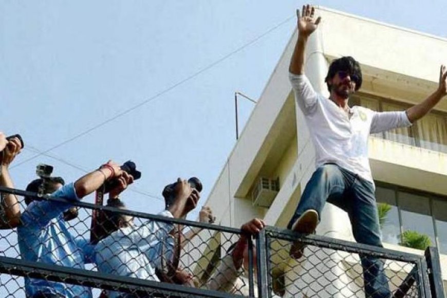 Shah Rukh Khan greets fans outside Mannat with his iconic pose as they make a new world record in sweltering heat.